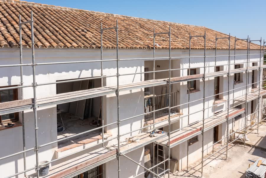 Facade scaffolding erected on a residential building in Spain