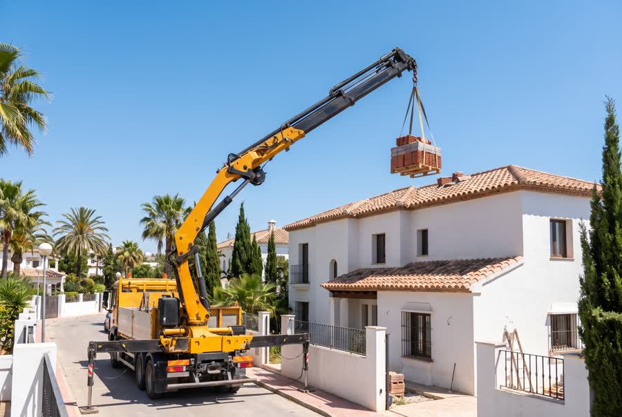 Transporte de maquinaria a obra: cómo funciona y cuánto cuesta